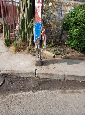 Vecinos denuncian poste del tendido eléctrico a punto de colapsar en Pudahuel sur