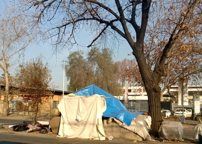 Gente en situación de calle quema árboles a metros de centro de atención salud pública en Pudahuel 