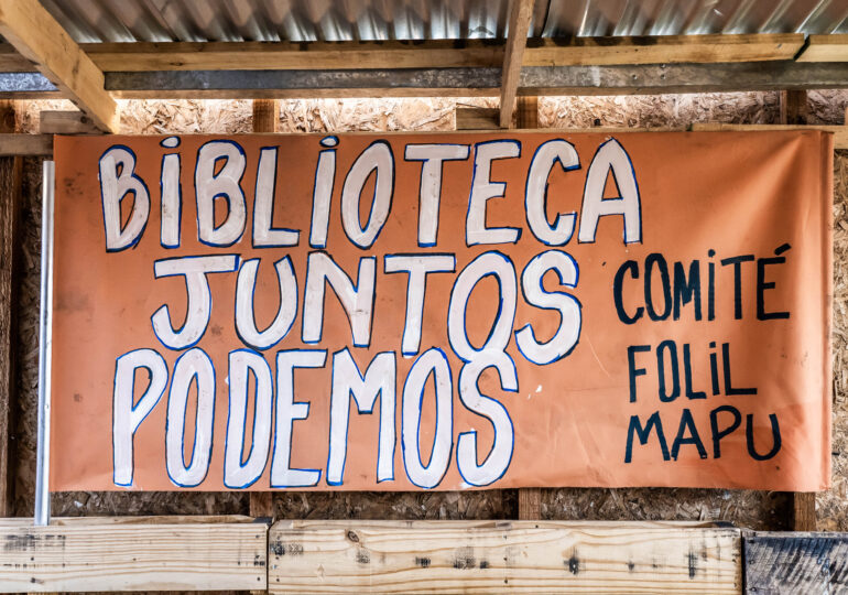 Agrupación Juntos Podemos y comité Folil Mapu Inauguran biblioteca en Toma Violeta Parra de Cerro Navia