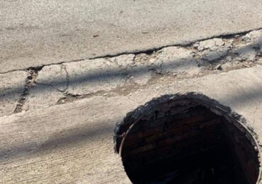 Vecinos reportan profundo agujero al descubierto al costado del SAR Estrella en Pudahuel
