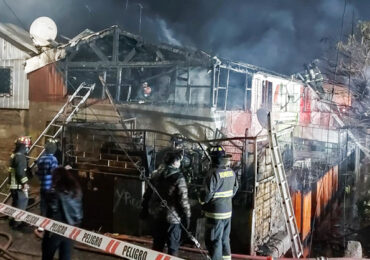 Incendio destruye casa y deja 12 personas damnificadas en Pudahuel