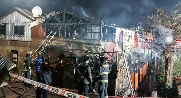 Incendio destruye casa y deja 12 personas damnificadas en Pudahuel
