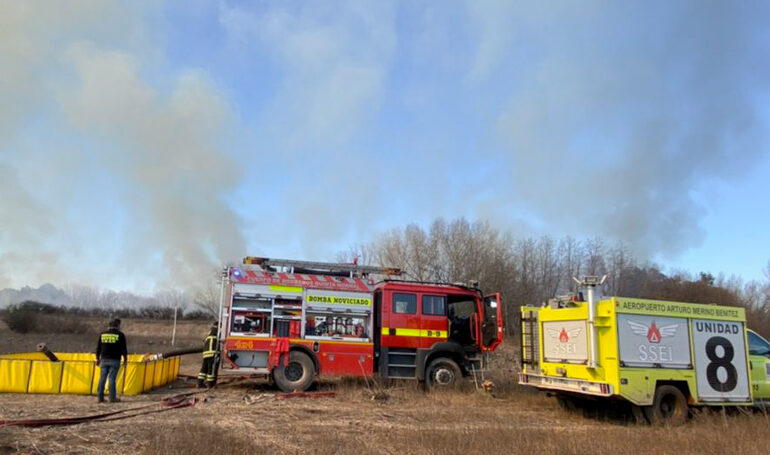 Incendio forestal alerta a bomberos y personal de seguridad del Aeropuerto Internacional en Pudahuel