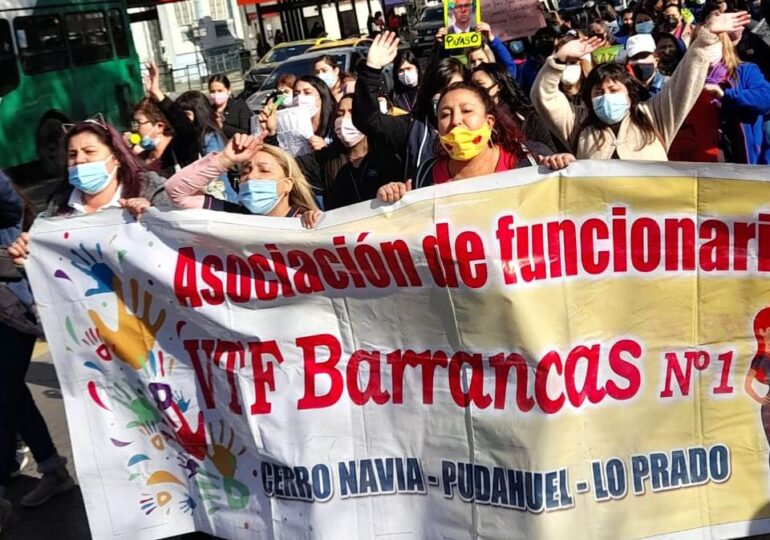 200 funcionarias de Jardines Infantiles de Barrancas protestan en la Moneda y exigen pago de bonos
