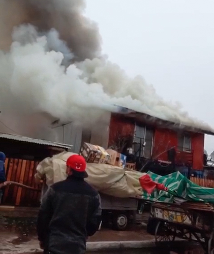 Incendio destruye casa de dos pisos en Cerro Navia