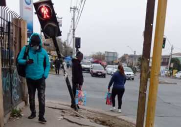 Curiosa posición de semáforo que regula el paso de peatones en vereda de Cerro Navia