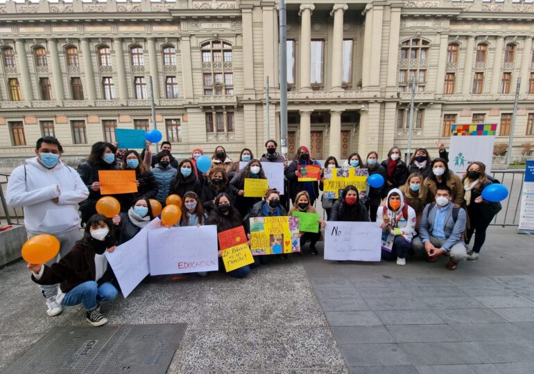 “No vemos a los niños como un número”: Escuelas hospitalarias quieren evitar cierre con recurso contra Mineduc