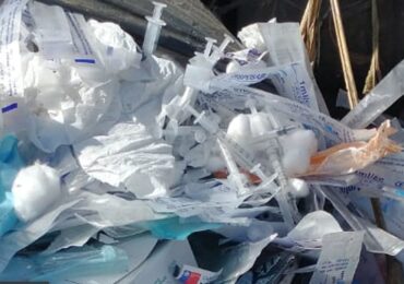 Vecinos denuncias elementos utilizados en vacunatorio botados en plena vía pública