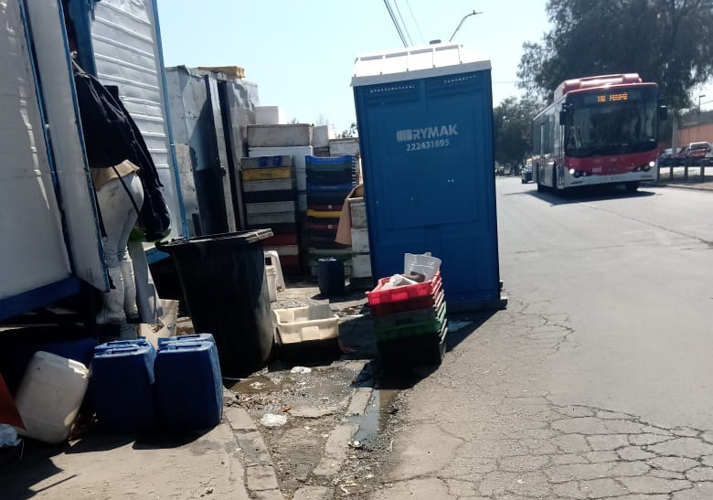 Caos peatonal por ocupación de vereda como estacionamiento de vehículos en Pudahuel