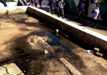 Vecinos preocupados por mal olor de aguas servidas en sector de alta concurrencia de público en Pudahuel