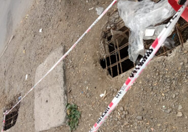Peligroso: Cubierta de acequia está siendo destruida en Pudahuel