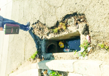 Roban reja metálica de protección de seguridad en recinto de evacuación de agua lluvias en Pudahuel