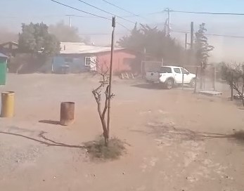 Vecinos de Noviciado denuncian excesivo polvo en sus casas por construcción: “La municipalidad no ha hecho nada”
