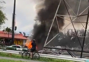 Incendio de automóvil causa expectación en Pudahuel