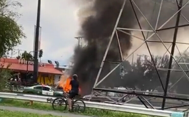 Incendio de automóvil causa expectación en Pudahuel