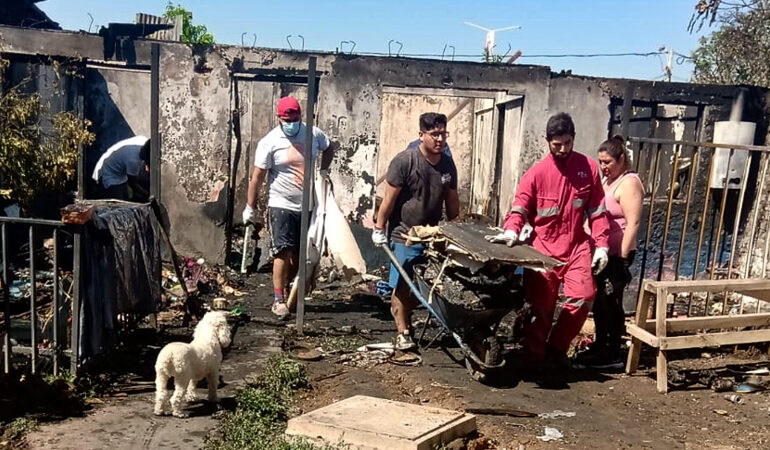 Casa resulta con pérdida total por incendio y deja cinco damnificados en Pudahuel