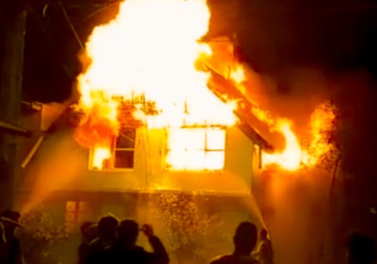 Incendio destruye vivienda de dos pisos en Pudahuel