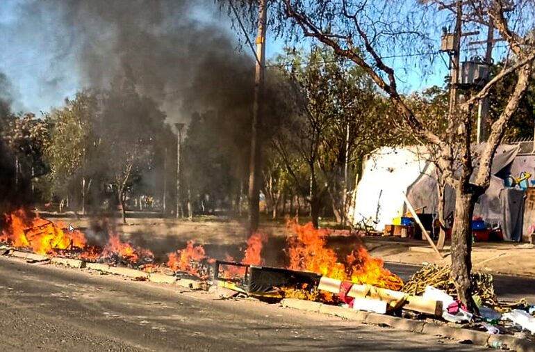 Incendio de basural en la cercanía de escuela alarma a vecinos en Pudahuel