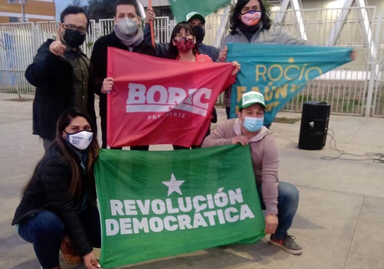 Candidatos de Apruebo Dignidad realizan banderazo en apoyo a Gabriel Boric en Pudahuel