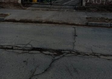 Vecinos de calle El Anillo reclama grandes grietas en el pavimento por maquinaria pesada en Pudahuel