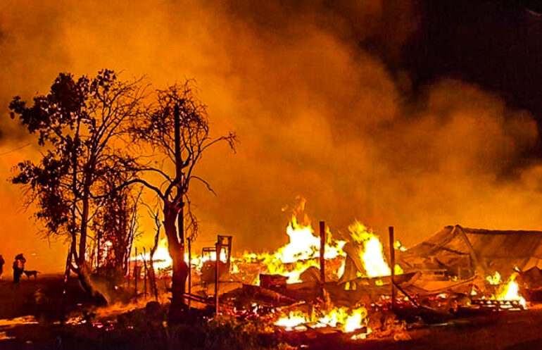 Incendio destruye fábrica de pallets, bodega, casas y maquinaria en Pudahuel