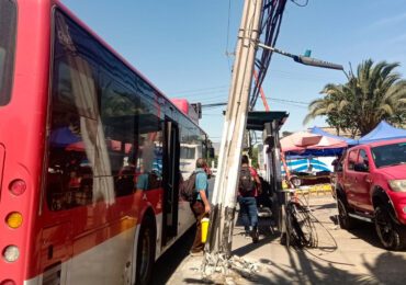 Poste chocado a metros de paradero de buses inquieta a pasajeros en Pudahuel