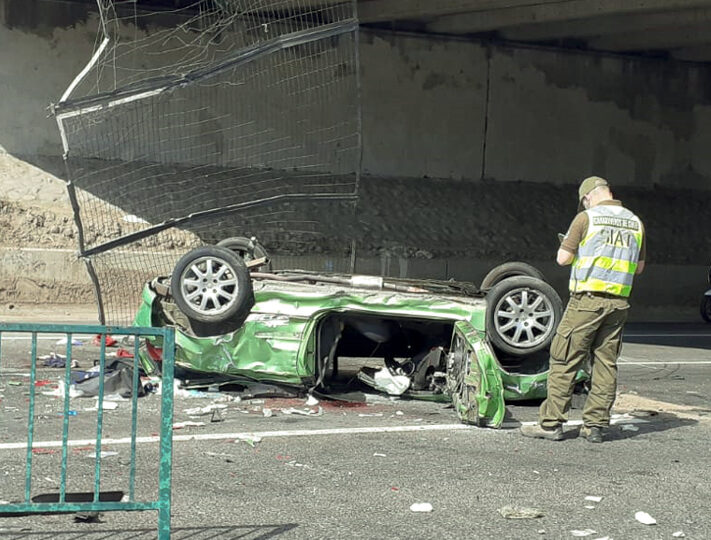 Un fallecido y otro grave al caer automóvil a la ruta 68 desde el paso Superior Teniente Cruz en Pudahuel