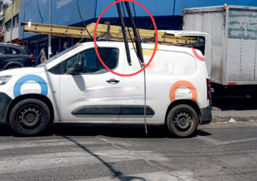 Cables cortados del tendido aéreo golpean parabrisas de vehículos en Pudahuel