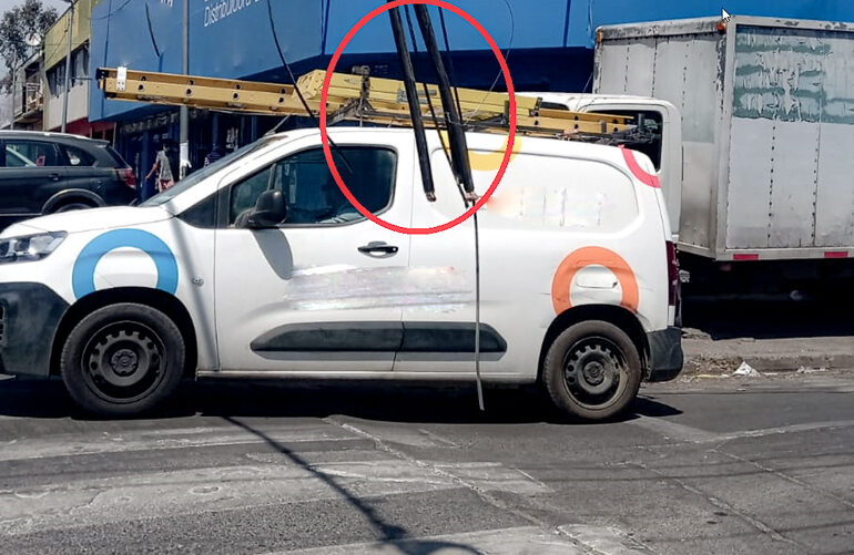 Cables cortados del tendido aéreo golpean parabrisas de vehículos en Pudahuel