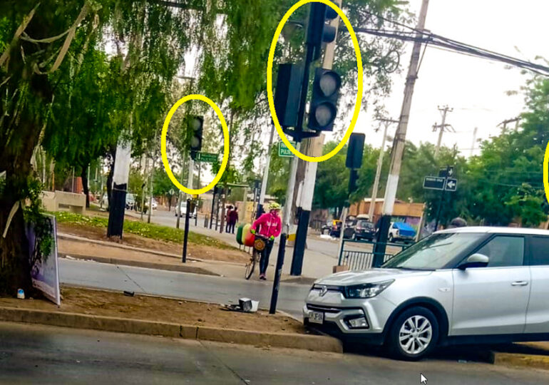 Dos accidentes de tránsito por semáforo sin funcionar en San Francisco Con Teniente Cruz en Cerro Navia