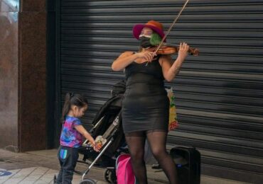 Violinista de Pudahuel y autora de “Guanaco”: “El arte hace pensar y no quieren que la gente piense”