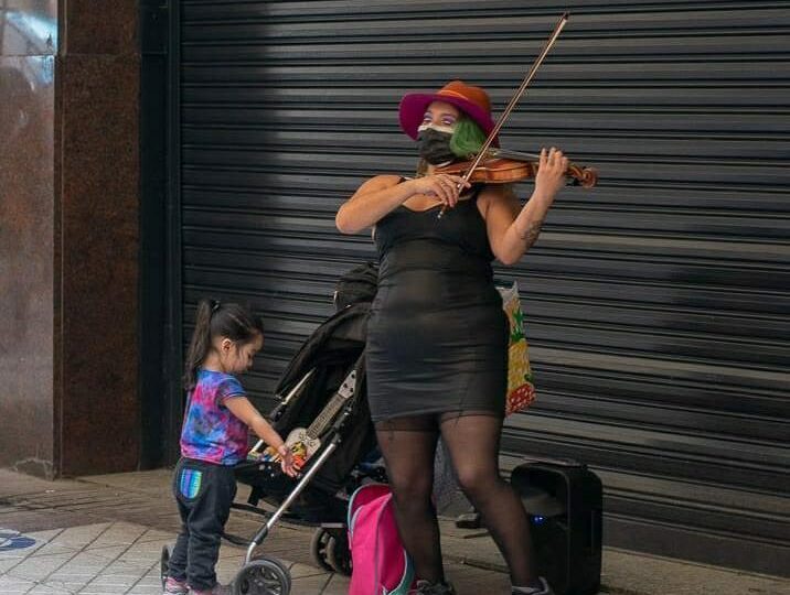 Violinista de Pudahuel y autora de “Guanaco”: “El arte hace pensar y no quieren que la gente piense”