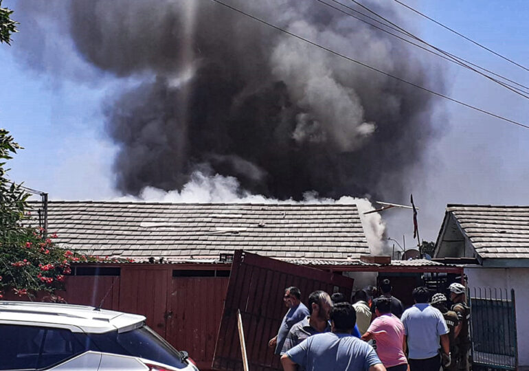 Dos casas resultan destruidas por incendió en Pudahuel