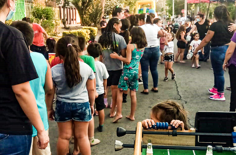 Niños y niñas felices en jornada navideña realizada por dirigente en Pudahuel