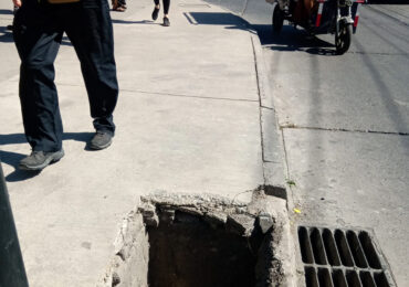 Roban tapa de protección metálica y queda hoyo al descubierto en vereda de alto tráfico peatonal en Pudahuel