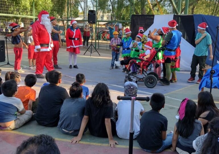 "Juntos de la Mano" regala una hermosa tarde de navidad a la comunidad