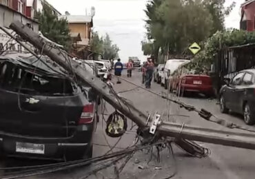 Accidente de tránsito deja siete postes del tendido eléctrico derribados y uno de ellos cayó sobre un auto en Pudahuel
