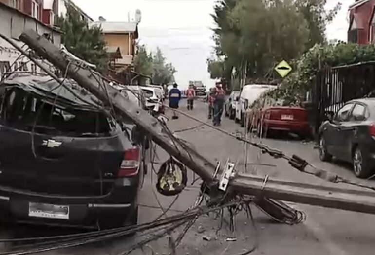 Accidente de tránsito deja siete postes del tendido eléctrico derribados y uno de ellos cayó sobre un auto en Pudahuel