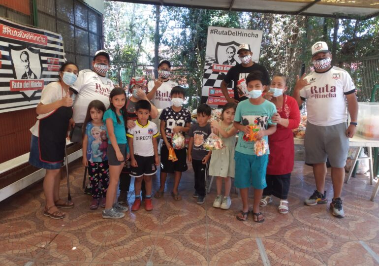 Junta de vecinos 25A y organización solidaria La Ruta del Hincha regalan dulces y helados a niños y niñas