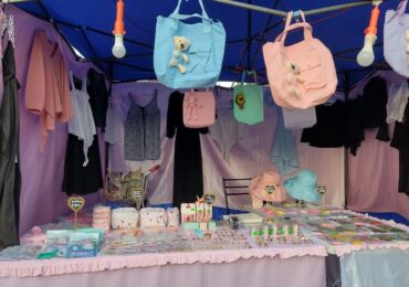 Vecinos ofrecen variedad de productos en feria navideña de Serrano con San Daniel en Pudahuel