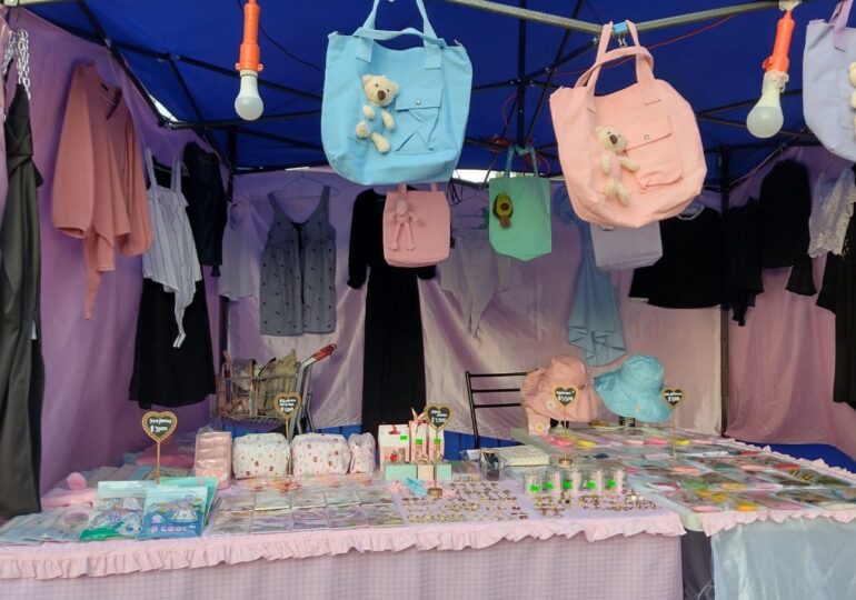 Vecinos ofrecen variedad de productos en feria navideña de Serrano con San Daniel en Pudahuel