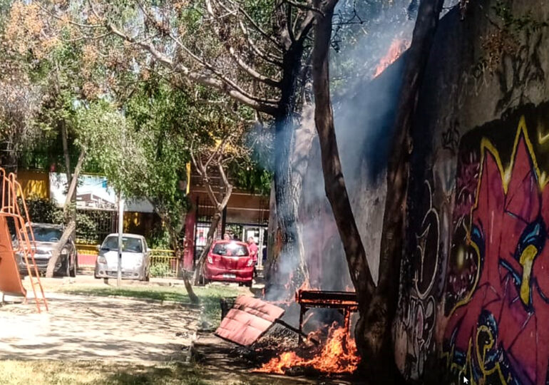 Desconocido prende fuego a artículos de alta combustión a metros de escuela pública en Pudahuel 