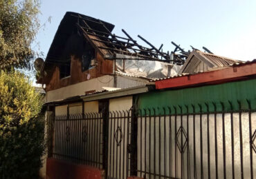 Cerro Navia: Incendio destruye casas en pasajes colindantes