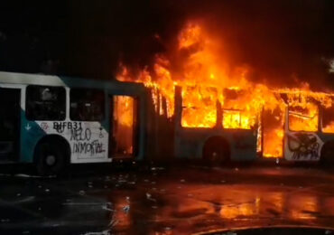 Dos buses en Pudahuel son quemados durante conmemoración por muerte de hincha de Colo Colo