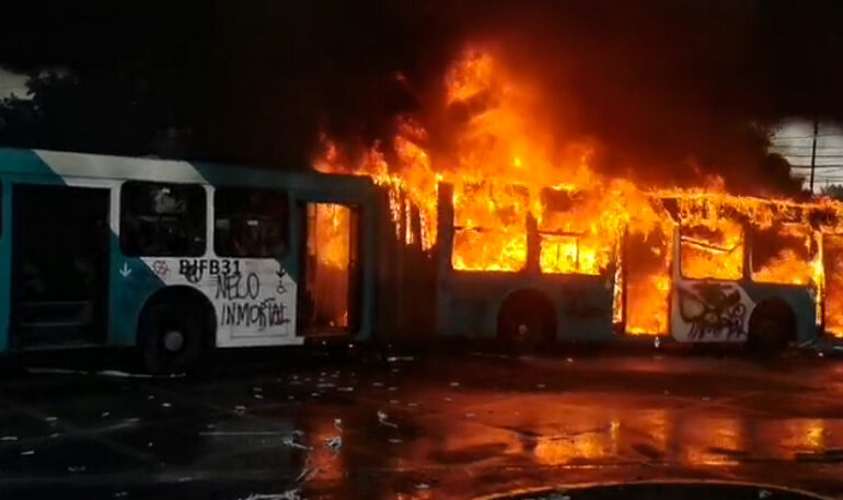 Dos buses en Pudahuel son quemados durante conmemoración por muerte de hincha de Colo Colo
