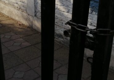 Vecinos reclaman por plaza pública cerrada a plena luz del día en Pudahuel