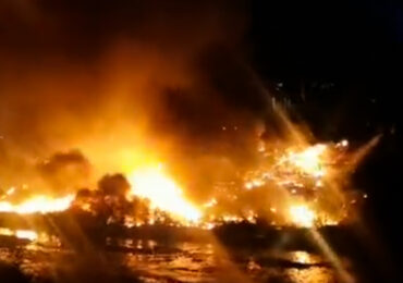 Incendio de pastizales y depósito de neumáticos en desuso causa alarma en Cerro Navia