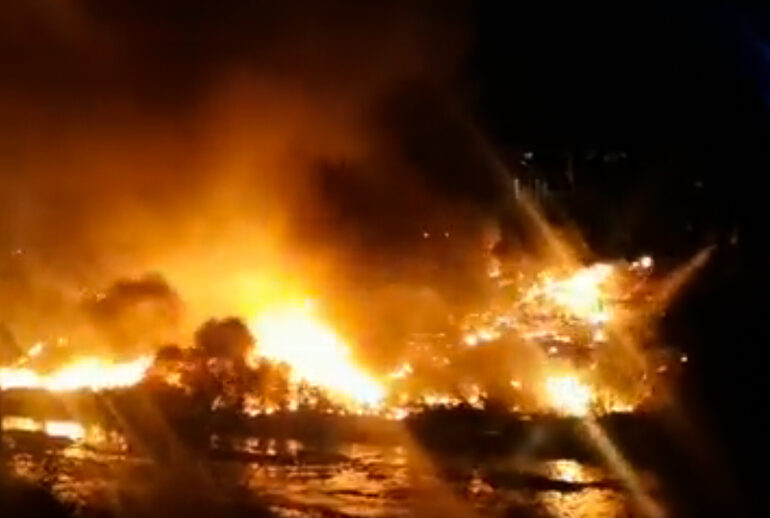 Incendio de pastizales y depósito de neumáticos en desuso causa alarma en Cerro Navia