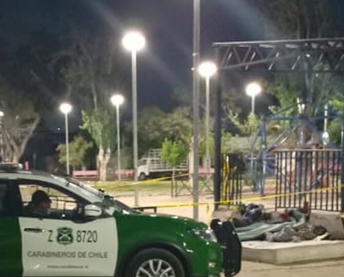 Encuentran muerto a hombre en situación de calle en plaza pública de Pudahuel