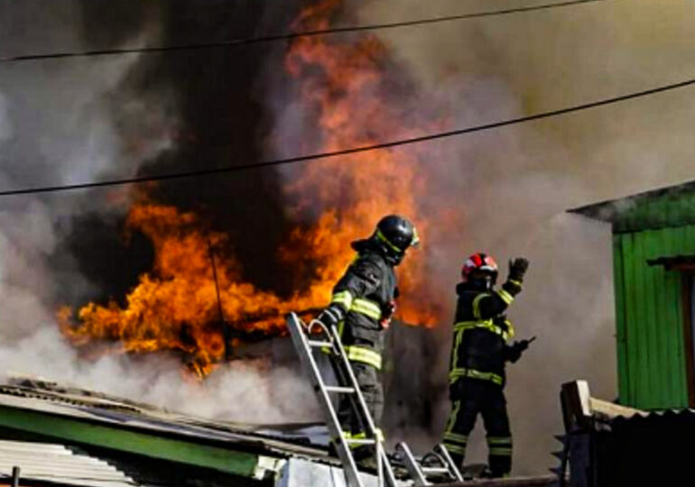 Incendio destruye viviendas y deja otras con daños de consideración en Cerro Navia